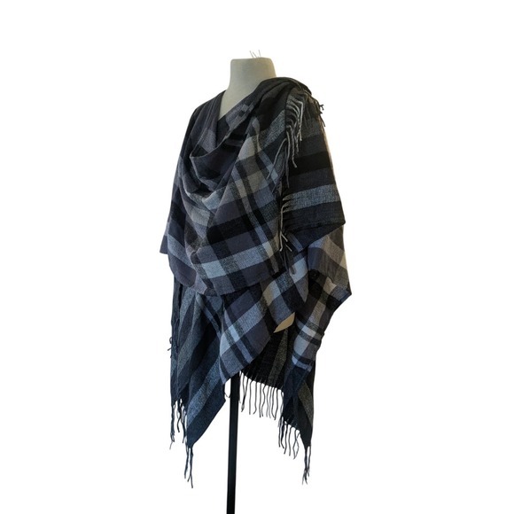 Banana Republic Poncho Women OS Grey Black Plaid Cashmere Wool Blend Fringe Wrap - Picture 2 of 7